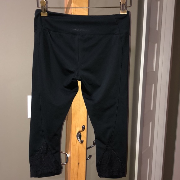 Under Armour workout capris - Picture 3 of 9